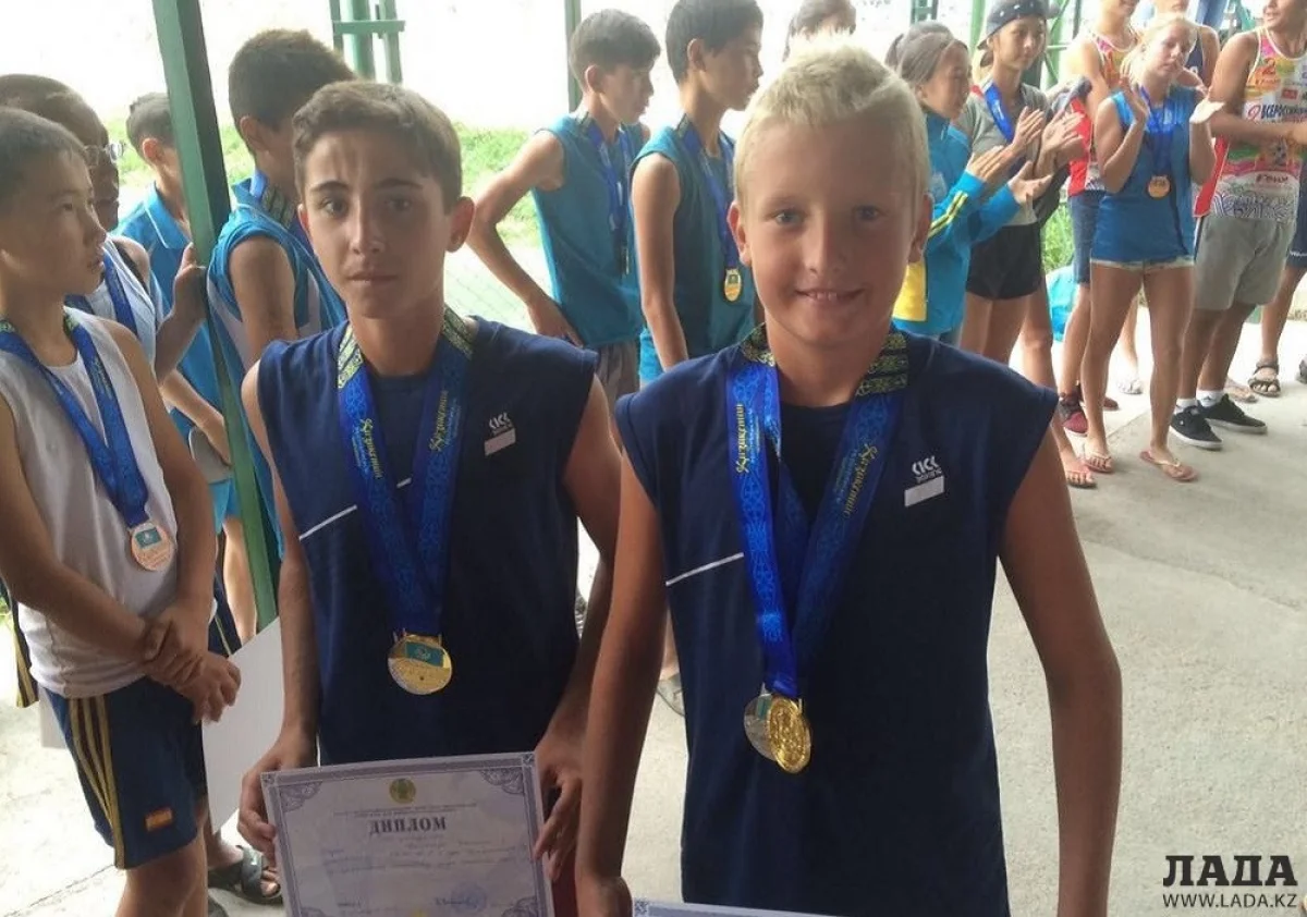 Обладатели золотых медалей Клим Рюхов и Руслан Клычев. Фото предоставил Нурлан Конилкос.