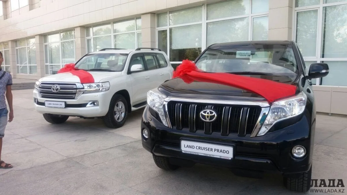 Адильбек Ниязымбетов в аэропорту Актау||news_pic_more|<!--TBegin--><a href="https://img.lada.kz/2016-08/1472297202_whatsapp-image-2016-08-27-at-17.24.06.jpeg" onclick="return hs.expand(this)" ><img align="left" src="https://img.lada.kz/2016-08/thumbs/1472297202_whatsapp-image-2016-08-27-at-17.24.06.jpeg" alt='Адильбеку Ниязымбетову и Марату Джакиеву подарили новые внедорожники' title='Адильбеку Ниязымбетову и Марату Джакиеву подарили новые внедорожники'  /></a><!--TEnd--><br /><!--TBegin--><a href="https://img.lada.kz/2016-08/1472297817_whatsapp-image-2016-08-27-at-17.29.41.jpeg" onclick="return hs.expand(this)" ><img align="left" src="https://img.lada.kz/2016-08/thumbs/1472297817_whatsapp-image-2016-08-27-at-17.29.41.jpeg" alt='Адильбеку Ниязымбетову и Марату Джакиеву подарили новые внедорожники' title='Адильбеку Ниязымбетову и Марату Джакиеву подарили новые внедорожники'  /></a><!--TEnd-->