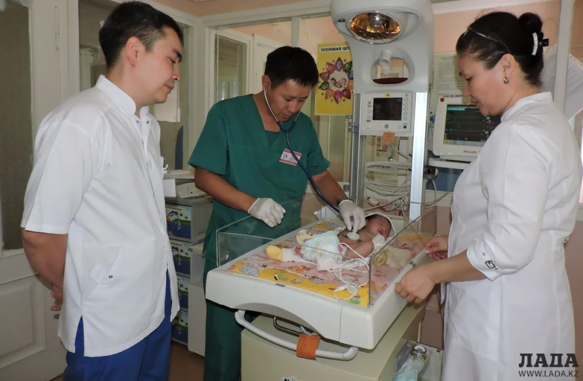 Б.Ишангали, К.Кайранов и А.Тасирова осматривают ребенка после операции. Фото автора