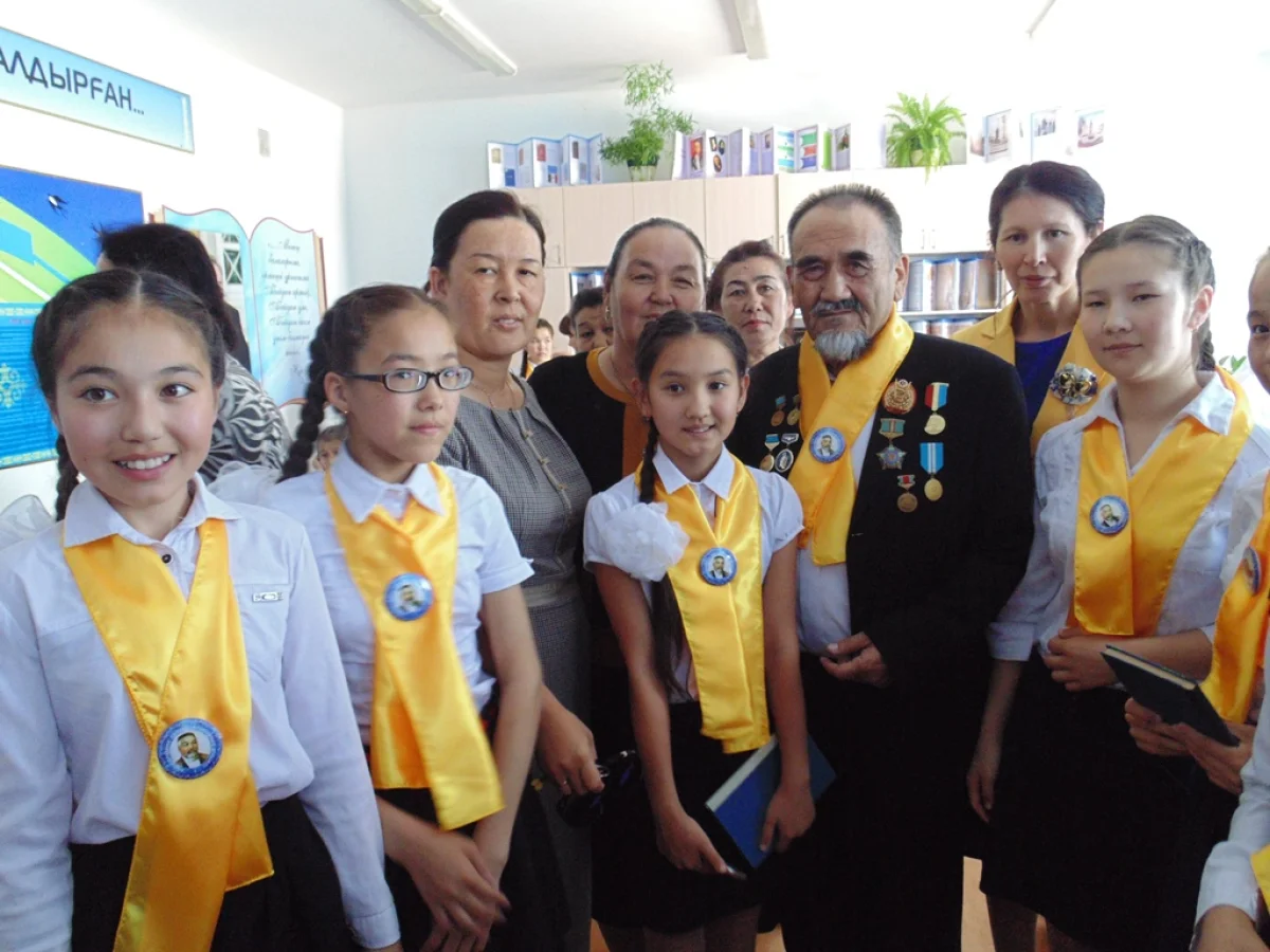 Саин Назарбек с участниками клуба. Фото предоставлено управлением образования