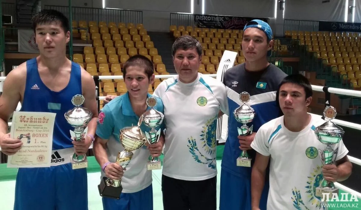 Бекзад Нурдаулетов (слева). Фото предоставлено пресс-службой федерации бокса Мангистауской области