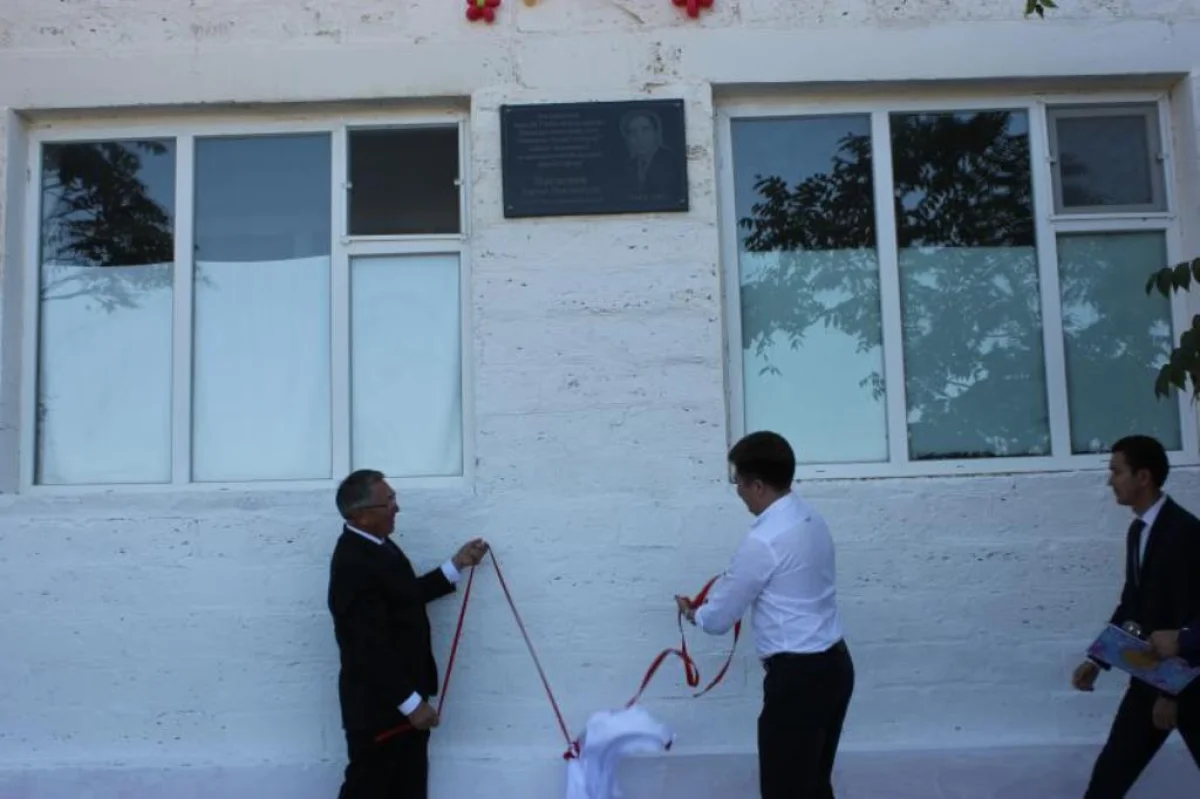 Открытие мемориальной доски. Фото предоставлено центром ЗОЖ