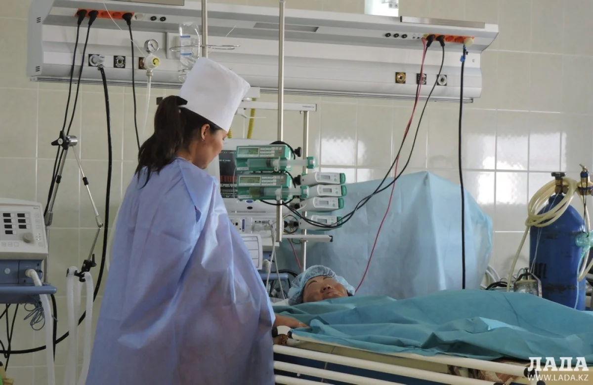 Пострадавшая находится в ожоговом боксе отделения реанимации. Фото автора.