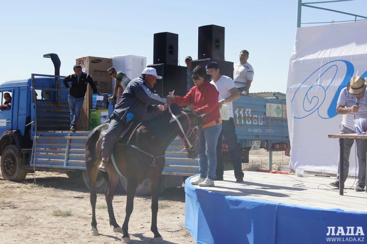 Вручение наград победителям. Фото предоставлено М.Жарылгас