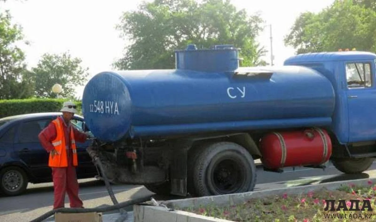 Полив зеленых насаждений в Актау. Фото автора из архива «Лады»