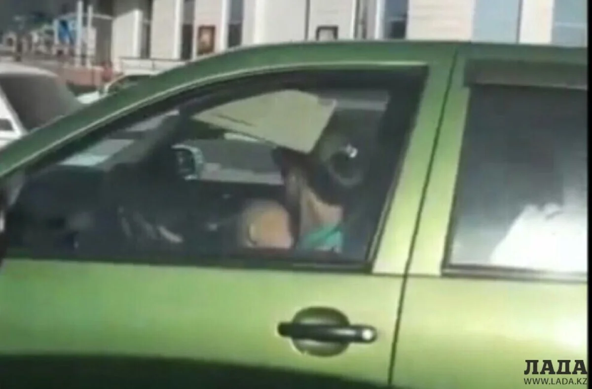 Женщина-водитель с ребенком на руках