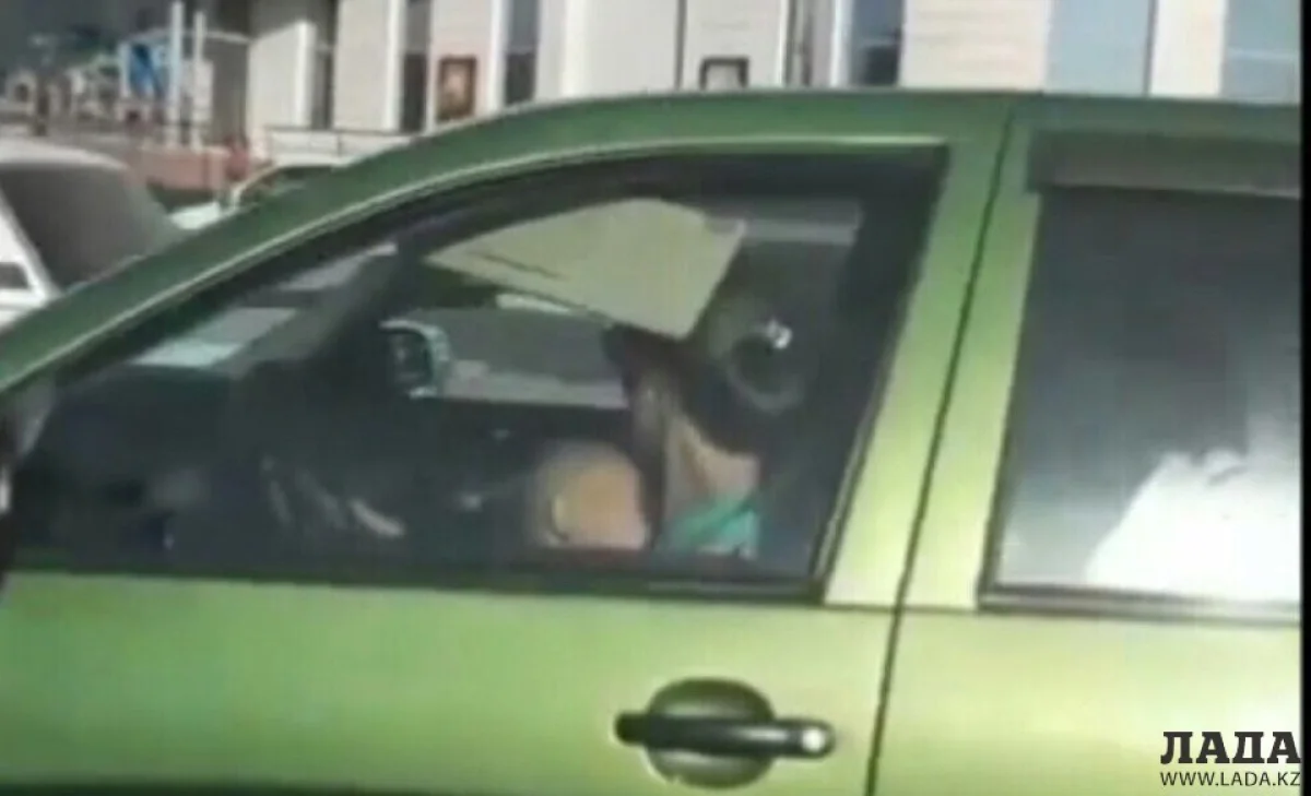 Женщина-водитель с ребенком на руках