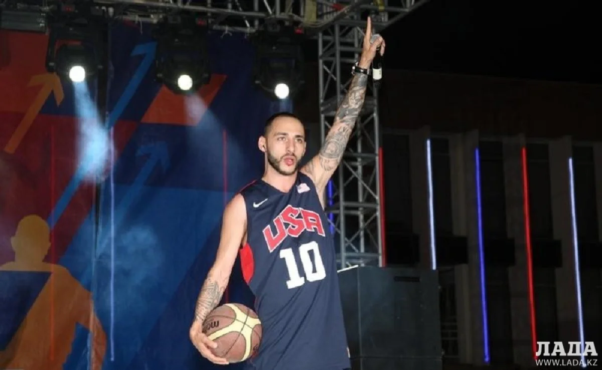 L&#039;One на сцене в Актау. Фото из архива||news_pic_more|<!--TBegin--><a href="https://img.lada.kz/2016-09/1473427570_652.jpg" onclick="return hs.expand(this)" ><img align="left" src="https://img.lada.kz/2016-09/thumbs/1473427570_652.jpg" alt='Российские рэперы L’One и Карандаш станут хедлайнерами «Aktau Open Fest»' title='Российские рэперы L’One и Карандаш станут хедлайнерами «Aktau Open Fest»'  /></a><!--TEnd-->