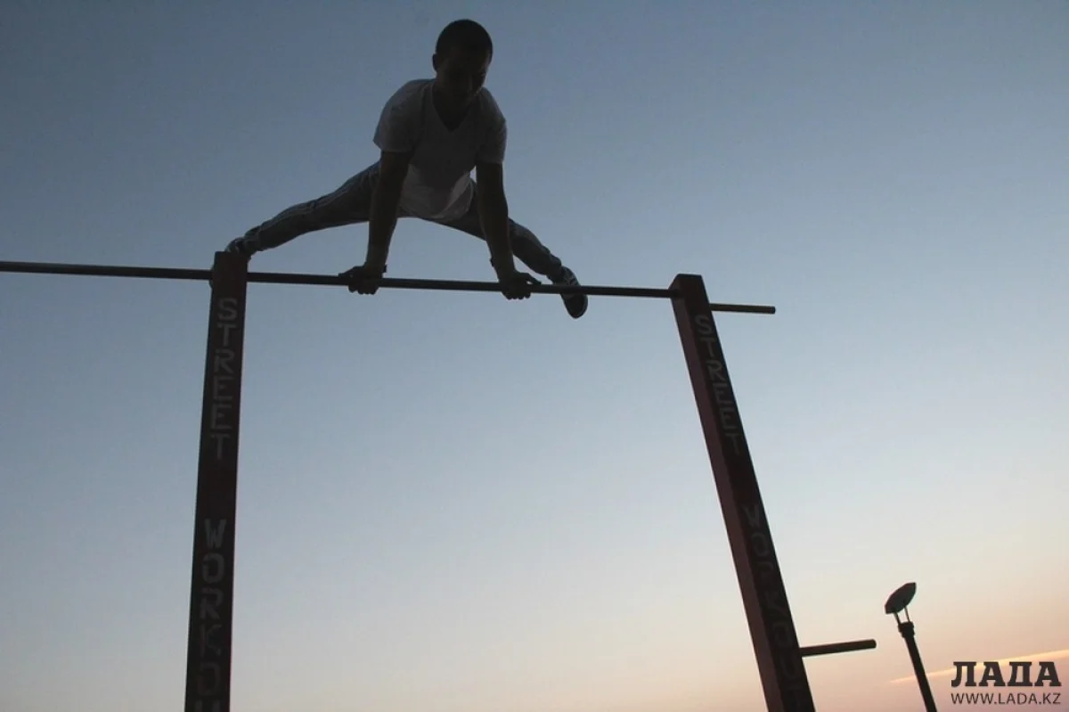 Рустам Алиев на площадке для Street Work Out. Фото Куаныша Исмаилова