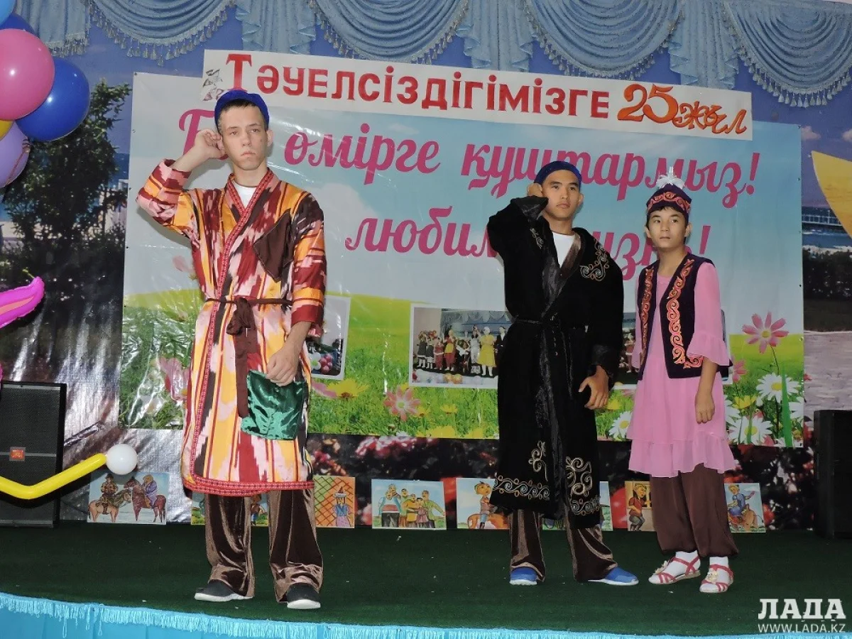 Никита Руссу в роли Алдара Косе (слева). Фото автора