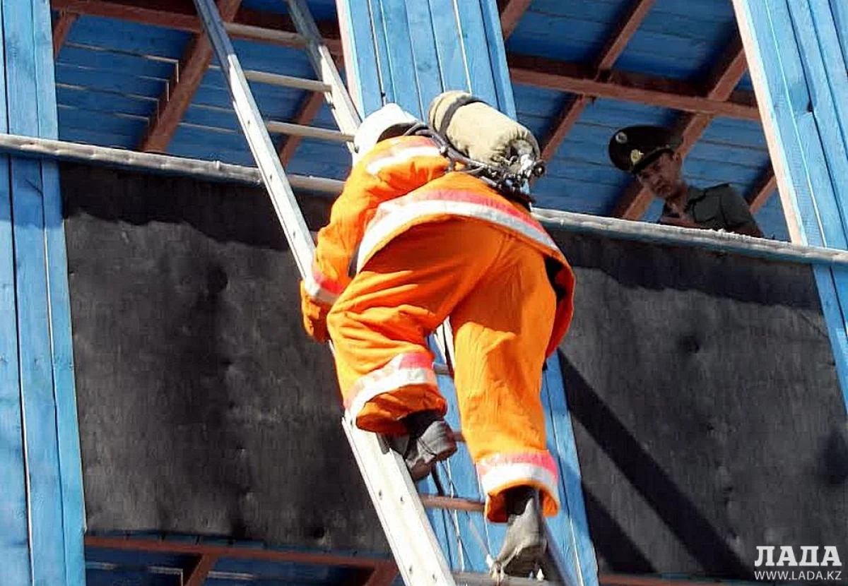 Подъем по штурмовой лестнице. Фото предоставлено службой пожаратушения||news_pic_more|<!--TBegin--><a href="https://img.lada.kz/2016-09/1473750173_unnamed-4.jpg" onclick="return hs.expand(this)" ><img align="left" src="https://img.lada.kz/2016-09/thumbs/1473750173_unnamed-4.jpg" alt='Пожарные Мангистау подвели итоги конкурса «Лучший по профессии-2016»' title='Пожарные Мангистау подвели итоги конкурса «Лучший по профессии-2016»'  /></a><!--TEnd--><br /><!--TBegin--><a href="https://img.lada.kz/2016-09/1473750218_unnamed-5.jpg" onclick="return hs.expand(this)" ><img align="left" src="https://img.lada.kz/2016-09/thumbs/1473750218_unnamed-5.jpg" alt='Пожарные Мангистау подвели итоги конкурса «Лучший по профессии-2016»' title='Пожарные Мангистау подвели итоги конкурса «Лучший по профессии-2016»'  /></a><!--TEnd--><br /><!--TBegin--><a href="https://img.lada.kz/2016-09/1473750267_unnamed-6.jpg" onclick="return hs.expand(this)" ><img align="left" src="https://img.lada.kz/2016-09/thumbs/1473750267_unnamed-6.jpg" alt='Пожарные Мангистау подвели итоги конкурса «Лучший по профессии-2016»' title='Пожарные Мангистау подвели итоги конкурса «Лучший по профессии-2016»'  /></a><!--TEnd--><br /><!--TBegin--><a href="https://img.lada.kz/2016-09/1473750220_unnamed-8.jpg" onclick="return hs.expand(this)" ><img align="left" src="https://img.lada.kz/2016-09/thumbs/1473750220_unnamed-8.jpg" alt='Пожарные Мангистау подвели итоги конкурса «Лучший по профессии-2016»' title='Пожарные Мангистау подвели итоги конкурса «Лучший по профессии-2016»'  /></a><!--TEnd--><br /><!--TBegin--><a href="https://img.lada.kz/2016-09/1473750200_unnamed-9.jpg" onclick="return hs.expand(this)" ><img align="left" src="https://img.lada.kz/2016-09/thumbs/1473750200_unnamed-9.jpg" alt='Пожарные Мангистау подвели итоги конкурса «Лучший по профессии-2016»' title='Пожарные Мангистау подвели итоги конкурса «Лучший по профессии-2016»'  /></a><!--TEnd--><br /><!--TBegin--><a href="https://img.lada.kz/2016-09/1473750237_unnamed.jpg" onclick="return hs.expand(this)" ><img align="left" src="https://img.lada.kz/2016-09/thumbs/1473750237_unnamed.jpg" alt='Пожарные Мангистау подвели итоги конкурса «Лучший по профессии-2016»' title='Пожарные Мангистау подвели итоги конкурса «Лучший по профессии-2016»'  /></a><!--TEnd-->