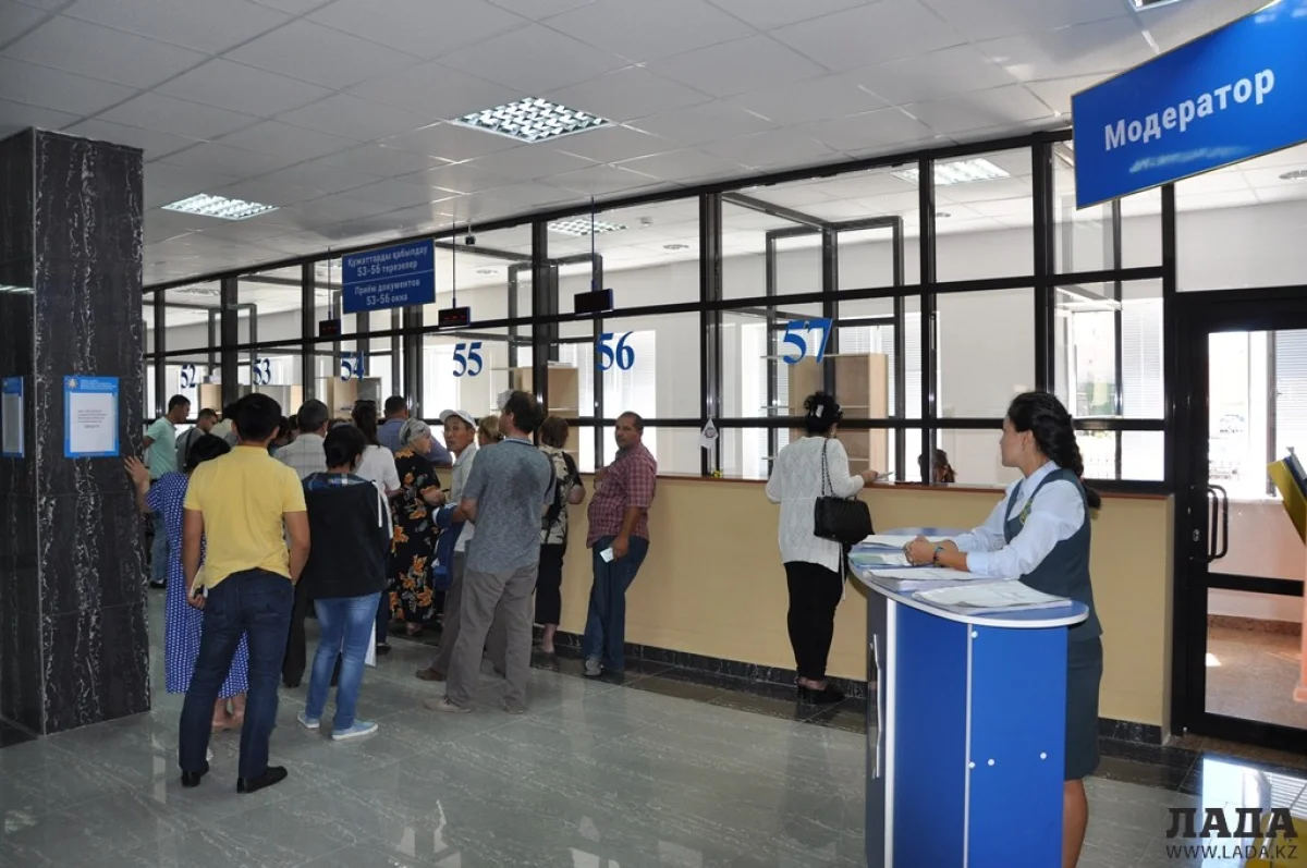 Очереди в кассах управления госдоходов. Фото Кадырбека Айдарулы