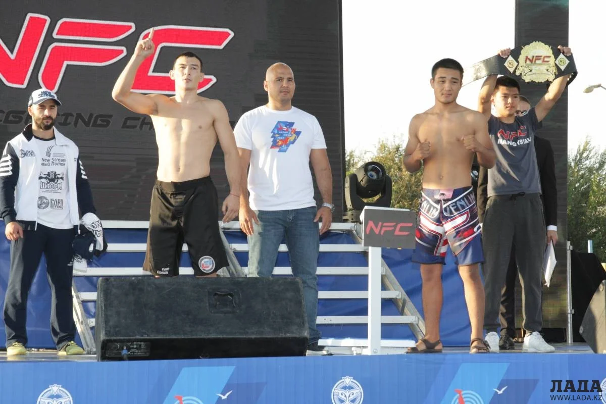 Дамир Исмагулов и Ильяс Чынгыз Уулы на церемонии взвешивания