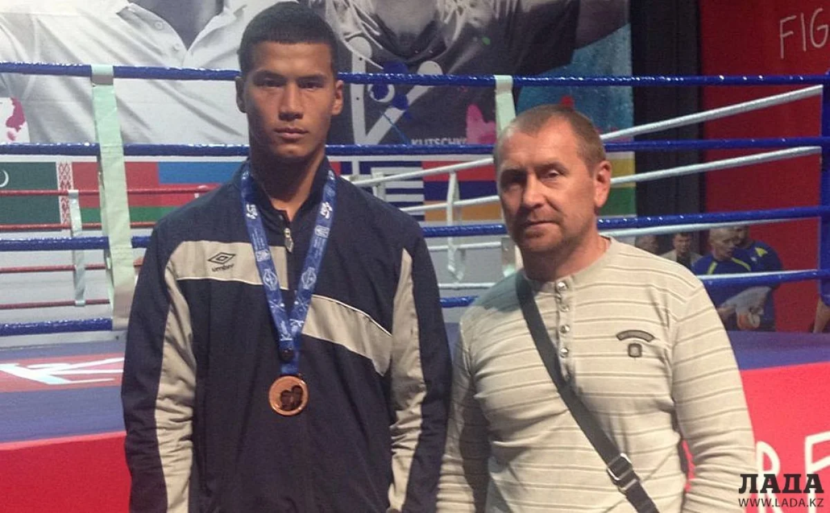 Айболды Дауренулы с тренером Дмитрием Середовым. Фото предоставлено пресс-службой федерации бокса Мангистауской области