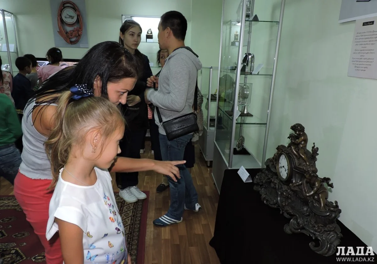 Первые посетители выставки. Фото автора