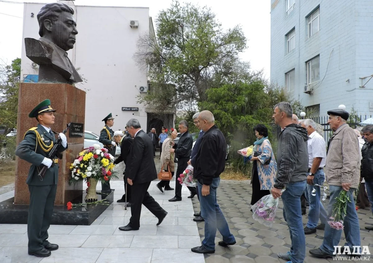 Возложение цветов к памятнику. Фото автора||news_pic_more|<!--TBegin--><a href="https://img.lada.kz/2016-09/1474711948_dscn9876.jpg" onclick="return hs.expand(this)" ><img align="left" src="https://img.lada.kz/2016-09/thumbs/1474711948_dscn9876.jpg" alt='В Актау возложили цветы к памятнику Рубена Григоряна' title='В Актау возложили цветы к памятнику Рубена Григоряна'  /></a><!--TEnd--><br /><!--TBegin--><a href="https://img.lada.kz/2016-09/1474712013_dscn9883.jpg" onclick="return hs.expand(this)" ><img align="left" src="https://img.lada.kz/2016-09/thumbs/1474712013_dscn9883.jpg" alt='В Актау возложили цветы к памятнику Рубена Григоряна' title='В Актау возложили цветы к памятнику Рубена Григоряна'  /></a><!--TEnd--><br />