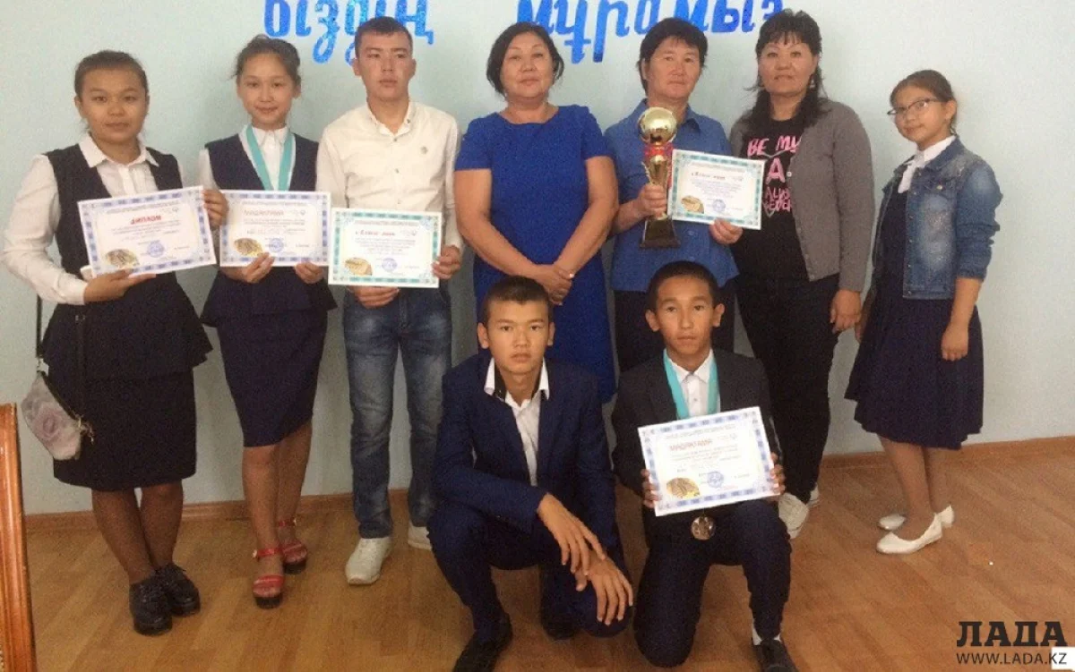 Победители и призеры турнира с организаторами. Фото предоставлено М.Жарылгас
