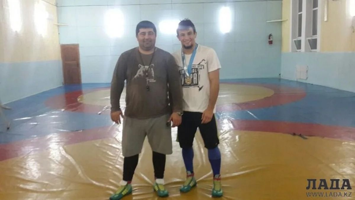 Тагир Ахмедханов (справа) стал обладателем золотой медали