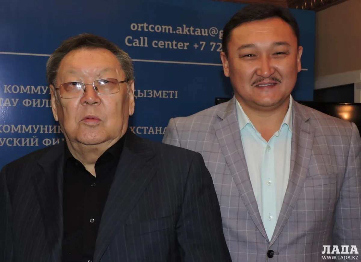 Режиссер Есмухан Обаев и директор театра Ерлан Билял. Фото автора