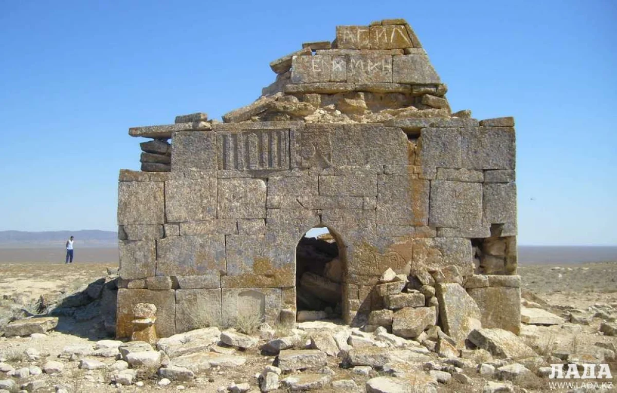 Мавзолей на некрополе Карауылкумбет. Фото предоставлено мангистауским заповедником