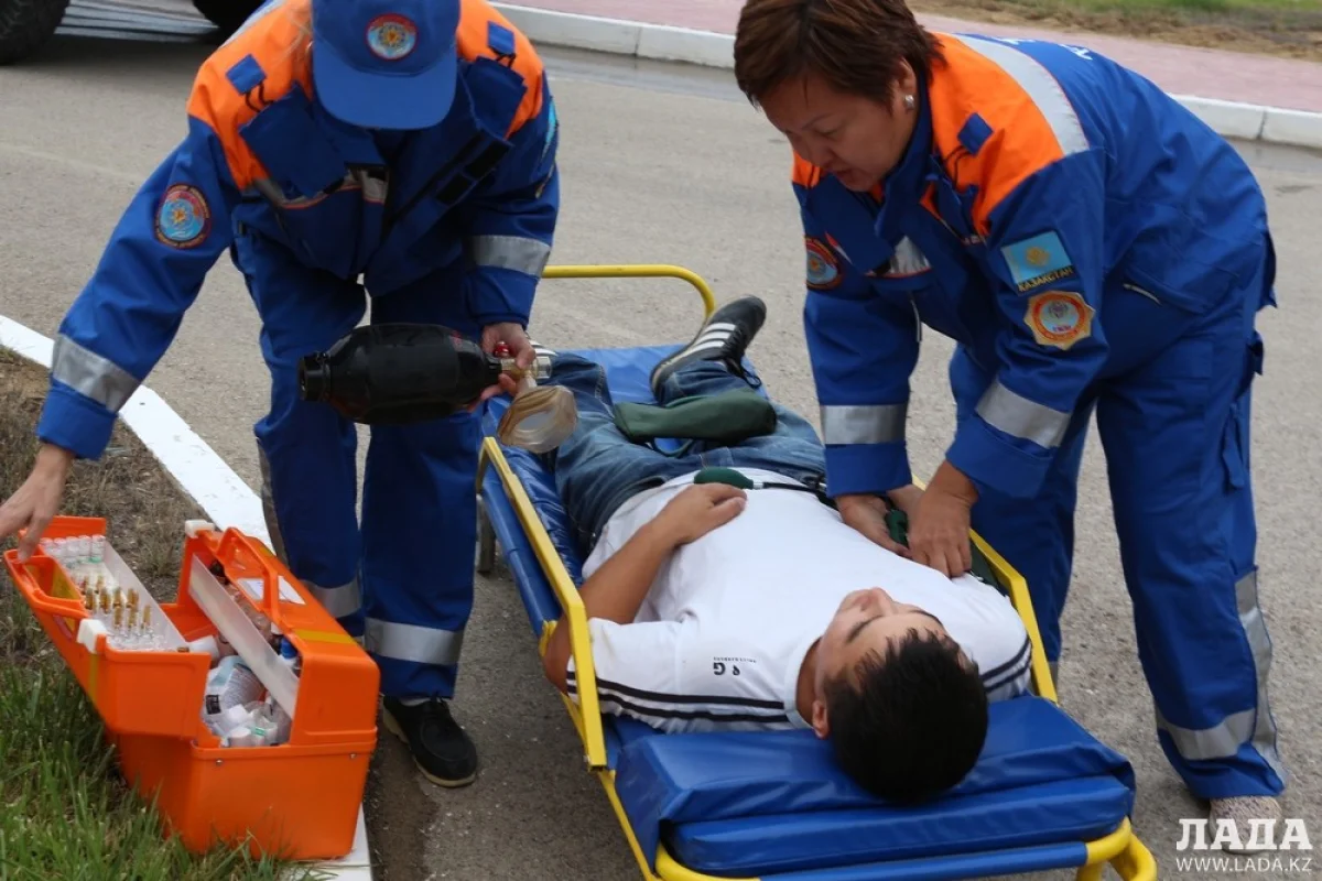 Врачи оказывают первую медицинскую помощь