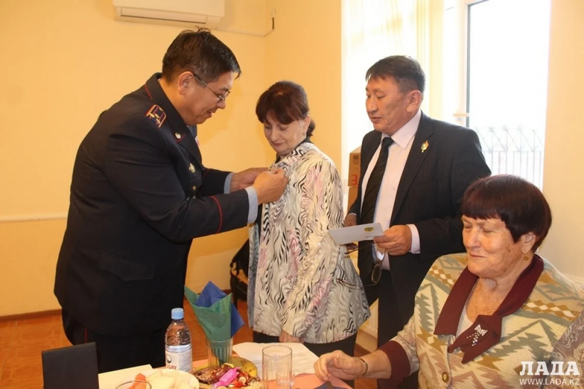 Почетную грамоту и медаль вручили полковник полиции Бокен Жумагали и председатель совета ветеранов ОВД Нагашыбай Жариев. Фото автора