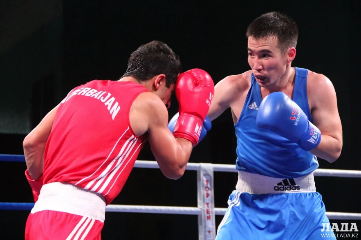 Актауский боксер Азамат Исакулов одержал уверенную победу в полуфинале. Фото автора