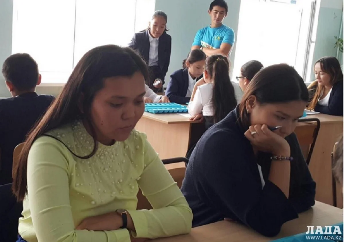 За игровым столом команда девушек. Фото предоставлено Гаухар Жакиевой