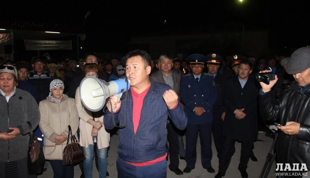 Председатель профсоюза Сакен Беккалиев попросил всех бастующих разойтись по дома. Фото предоставлено пресс-службой акима Мангистауской области||news_pic_more|<!--TBegin--><a href="https://img.lada.kz/2016-10/1475731835_2.jpg" onclick="return hs.expand(this)" ><img align="left" src="https://img.lada.kz/2016-10/thumbs/1475731835_2.jpg" alt='Пресс-служба акима Мангистауской области: Работники ТОО «Бургылау» завершили  забастовку и вышли на работу' title='Пресс-служба акима Мангистауской области: Работники ТОО «Бургылау» завершили  забастовку и вышли на работу'  /></a><!--TEnd--><br /><!--TBegin--><a href="https://img.lada.kz/2016-10/1475731867_3.jpg" onclick="return hs.expand(this)" ><img align="left" src="https://img.lada.kz/2016-10/thumbs/1475731867_3.jpg" alt='Пресс-служба акима Мангистауской области: Работники ТОО «Бургылау» завершили  забастовку и вышли на работу' title='Пресс-служба акима Мангистауской области: Работники ТОО «Бургылау» завершили  забастовку и вышли на работу'  /></a><!--TEnd--><br /><!--TBegin--><a href="https://img.lada.kz/2016-10/1475731794_4.jpg" onclick="return hs.expand(this)" ><img align="left" src="https://img.lada.kz/2016-10/thumbs/1475731794_4.jpg" alt='Пресс-служба акима Мангистауской области: Работники ТОО «Бургылау» завершили  забастовку и вышли на работу' title='Пресс-служба акима Мангистауской области: Работники ТОО «Бургылау» завершили  забастовку и вышли на работу'  /></a><!--TEnd--><br /><!--TBegin--><a href="https://img.lada.kz/2016-10/1475731800_tfx00upr5qu.jpg" onclick="return hs.expand(this)" ><img align="left" src="https://img.lada.kz/2016-10/thumbs/1475731800_tfx00upr5qu.jpg" alt='Пресс-служба акима Мангистауской области: Работники ТОО «Бургылау» завершили  забастовку и вышли на работу' title='Пресс-служба акима Мангистауской области: Работники ТОО «Бургылау» завершили  забастовку и вышли на работу'  /></a><!--TEnd--><br /><!--TBegin--><a href="https://img.lada.kz/2016-10/1475731864_unnamed-2.jpg" onclick="return hs.expand(this)" ><img align="left" src="https://img.lada.kz/2016-10/thumbs/1475731864_unnamed-2.jpg" alt='Пресс-служба акима Мангистауской области: Работники ТОО «Бургылау» завершили  забастовку и вышли на работу' title='Пресс-служба акима Мангистауской области: Работники ТОО «Бургылау» завершили  забастовку и вышли на работу'  /></a><!--TEnd--><br /><!--TBegin--><a href="https://img.lada.kz/2016-10/1475731856_unnamed-4.jpg" onclick="return hs.expand(this)" ><img align="left" src="https://img.lada.kz/2016-10/thumbs/1475731856_unnamed-4.jpg" alt='Пресс-служба акима Мангистауской области: Работники ТОО «Бургылау» завершили  забастовку и вышли на работу' title='Пресс-служба акима Мангистауской области: Работники ТОО «Бургылау» завершили  забастовку и вышли на работу'  /></a><!--TEnd-->