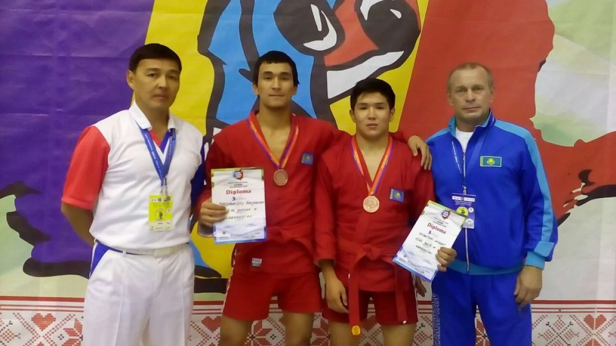 Сунгат (справа) и Бауржан с тренерами. Фото предоставлено А.Капановым