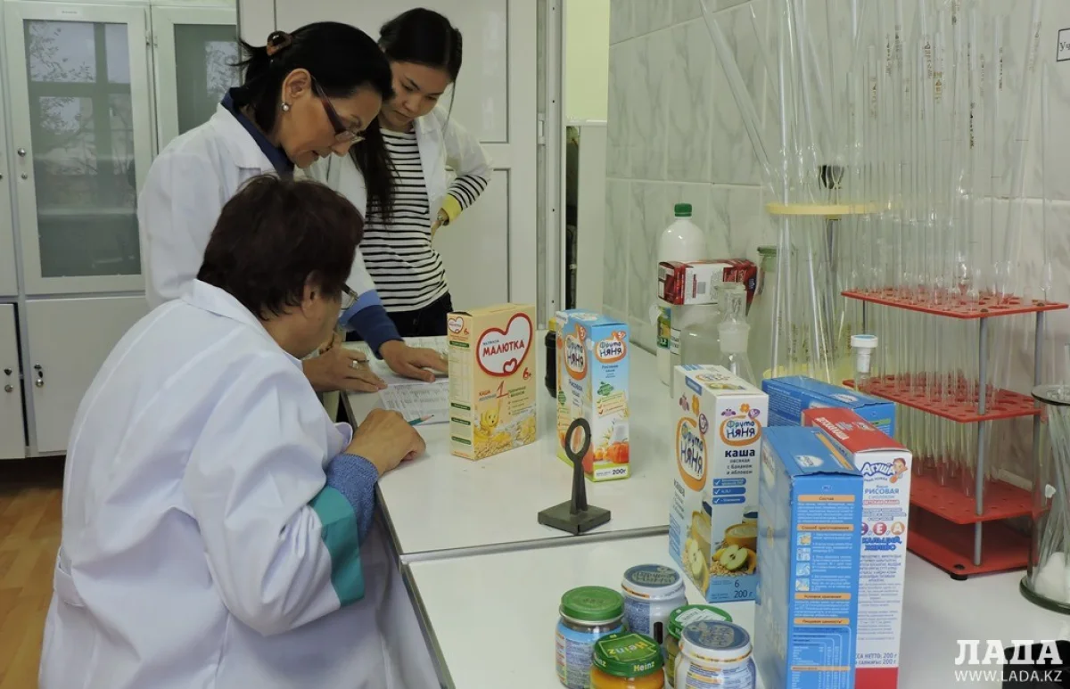 Специалисты пищевой лаборатории исследуют продукты детского питания. Фото автора