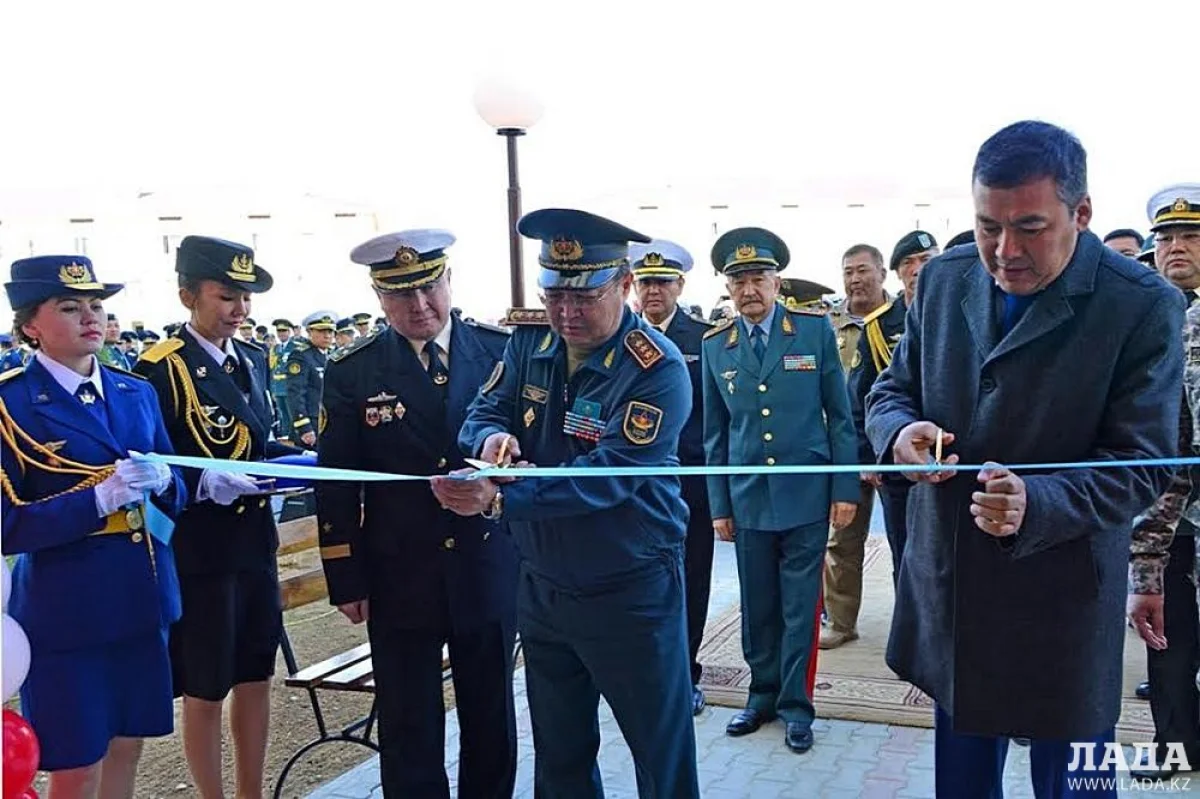 Перерезание ленточки. Фото предоставлено  пресс-службой министерства обороны РК.