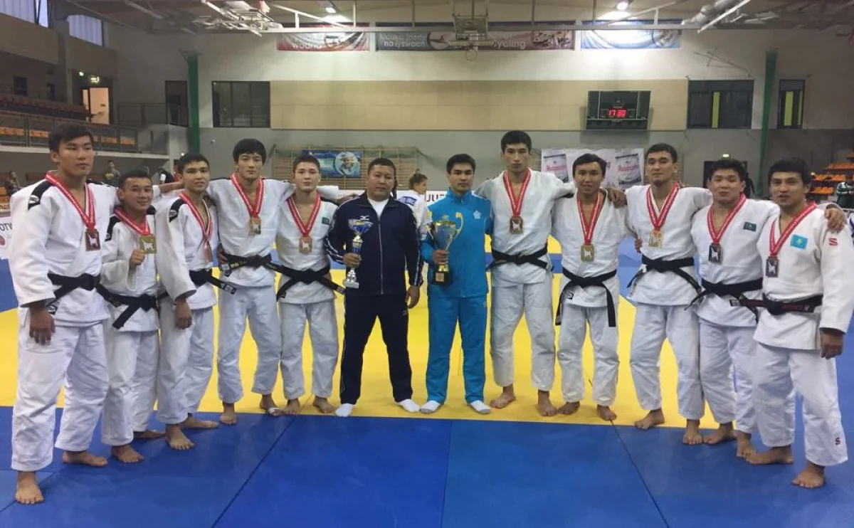 Сборная Казахстана после награждения. Фото предоставлено организаторами