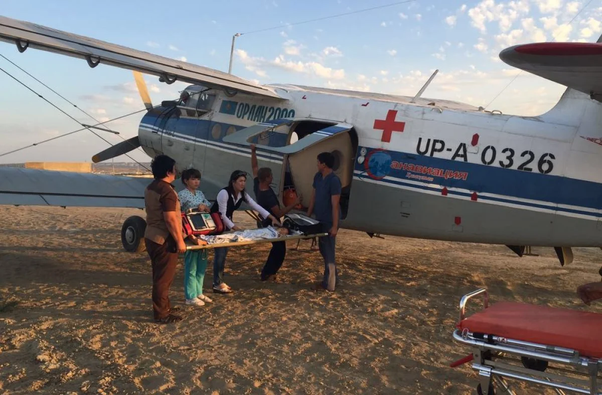 Транспортировка больного из района. Фото предоставлено отделением санавиации Мангистауской областной больницы