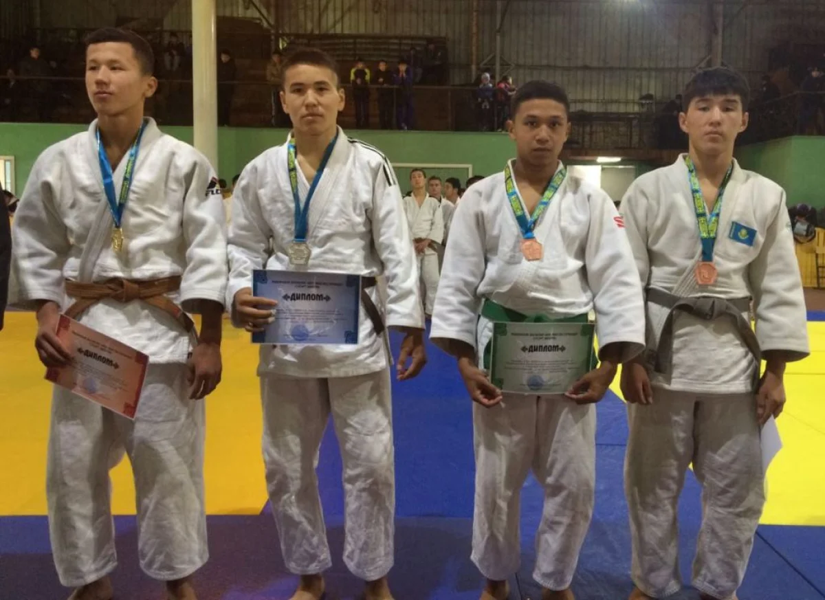 Нурбек Куанышулы (первый справа) - бронзовый призер турнира. Фото предоставлено Ж.Коблановым