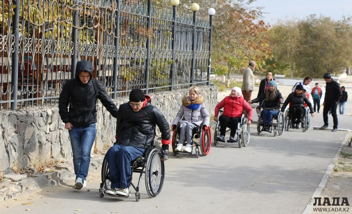 Инвалиды-колясочники Актау протестировали городскую инфраструктуру на доступность