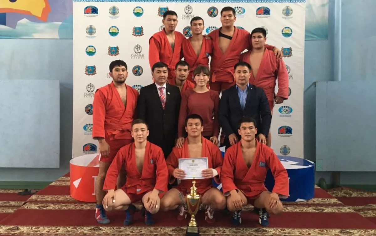 Мангистауская команда с тренерами. Фото предоставлено М.Бисекеновым