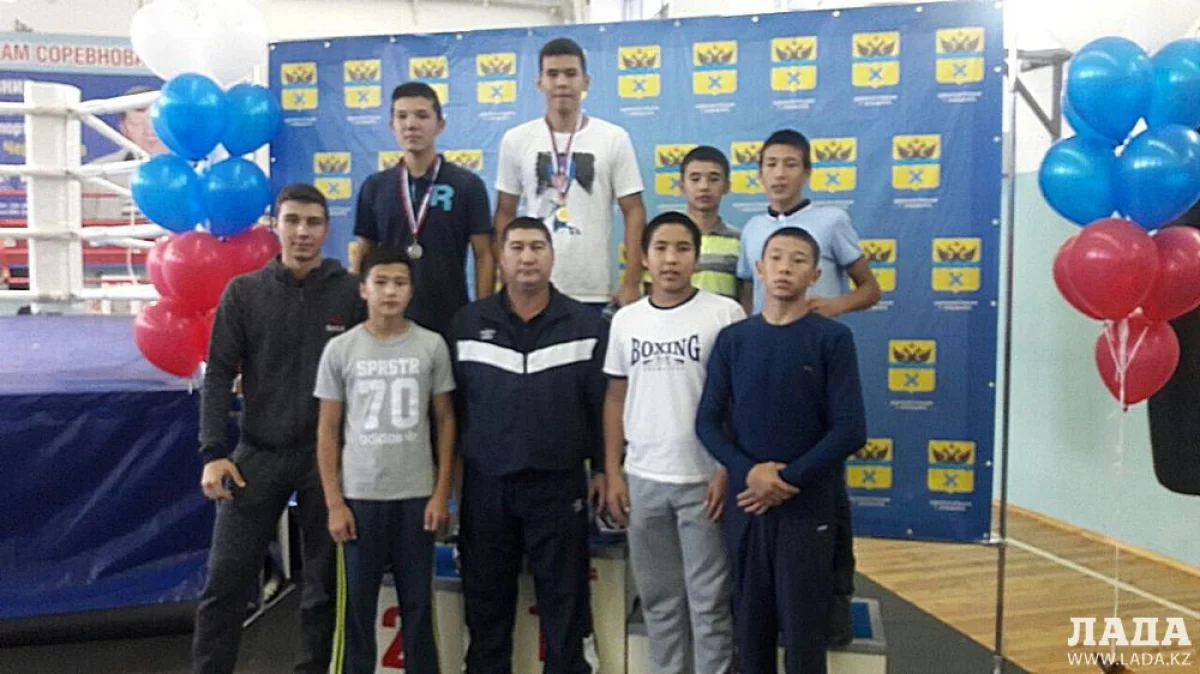Награждение победителей. Фото предоставлено пресс-службой федерации бокса Мангистауской области