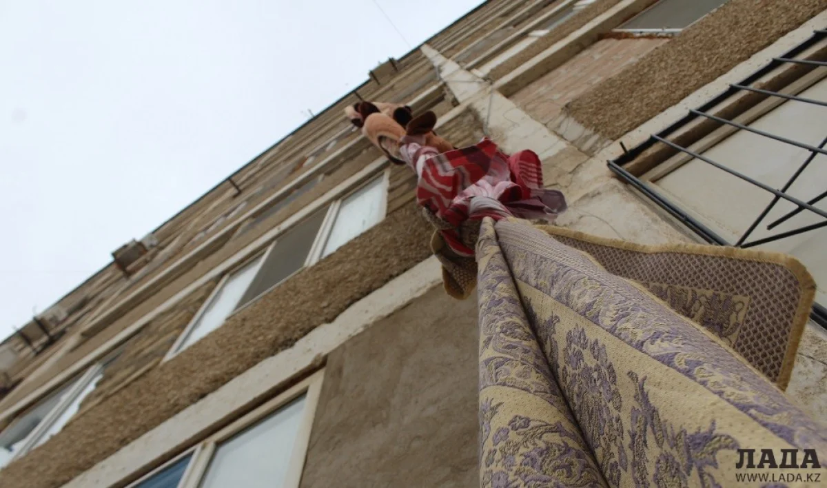 Ковры, по которым вор спустился с пятого этажа жилого дома