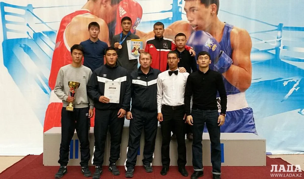 Награждение победителей. Фото предоставлено пресс-службой Федерации бокса Мангистауской области