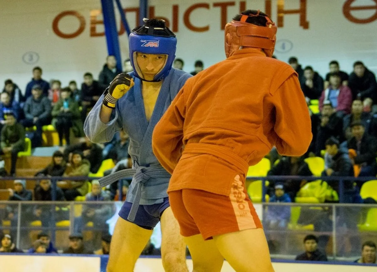 На татами Казбек Айболатов (в синей форме). Фото предоставлено тренерами