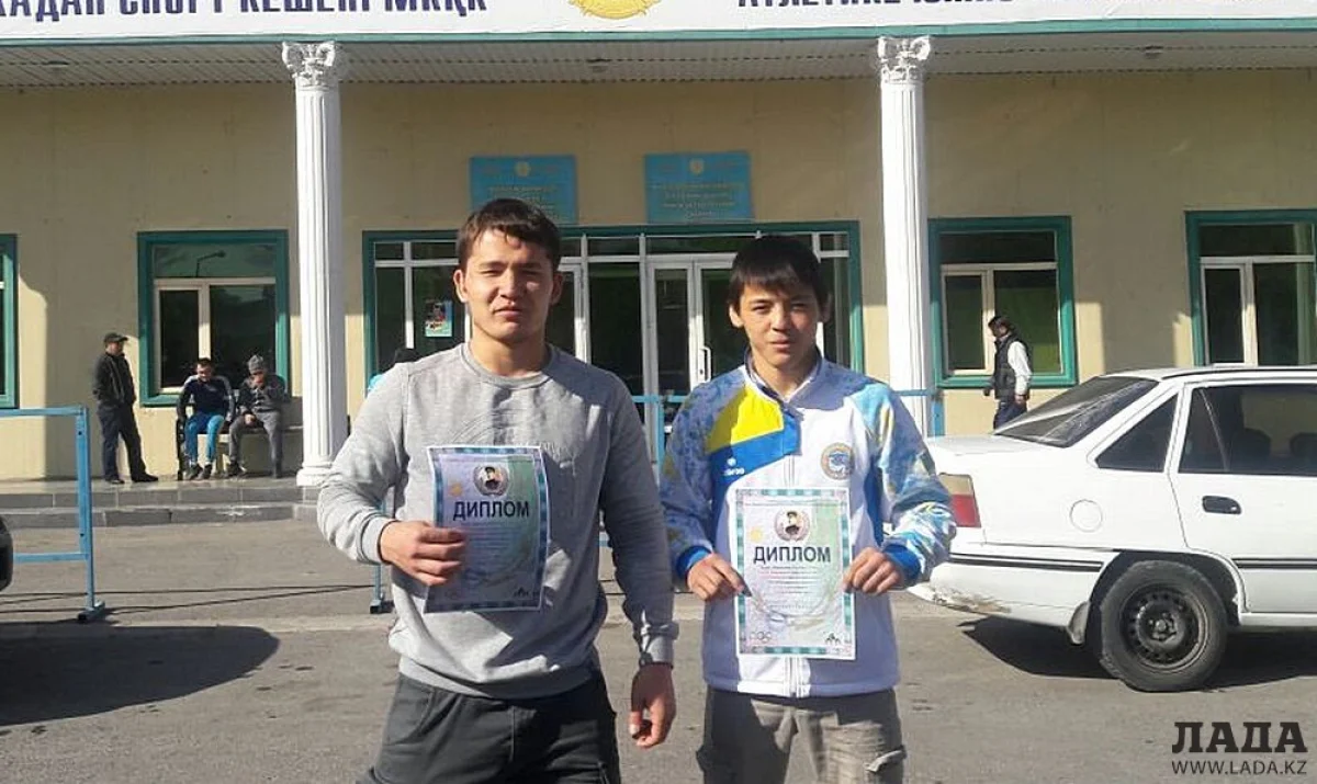 Борцы из Жанаозена Ерболат Ахметов и Жаксыбек Карабалаев. Фото предоставлено участниками соревнований