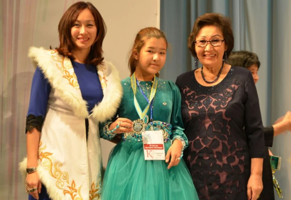 Айнур Сакабанова с Лаурой Асыровой (слева) и Рухией Батыршевой, директор школы искусств. Фото прислано организаторами