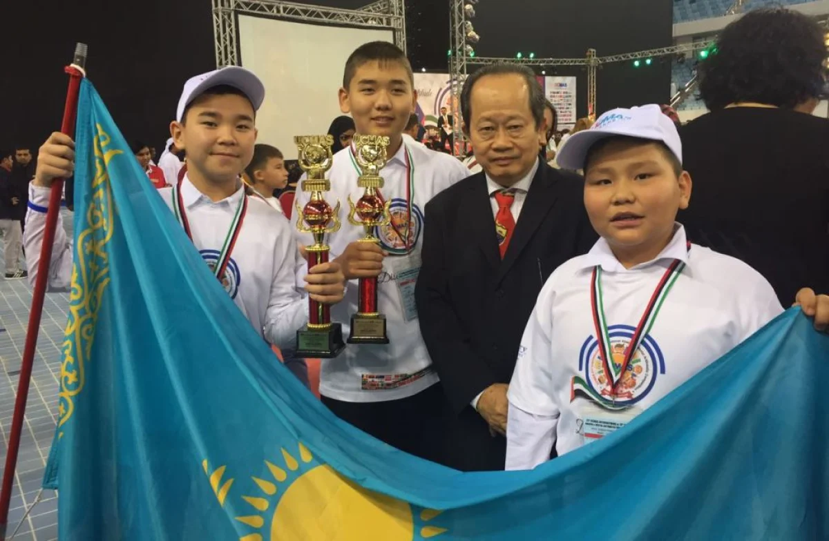 Актауские призеры с основателем методики. Фото предоставлено С.Сатанбаевой