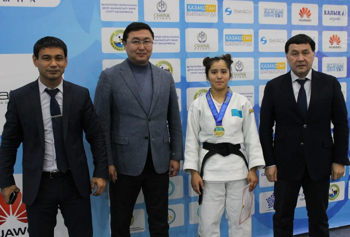 Камшат Карасайкызы с тренерским составом. Фото предоставлено А.Агатаевым