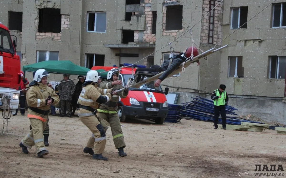 Огнеборцы спасали пострадавших людей с помощью спасательной верёвки по укосине с седьмого этажа
