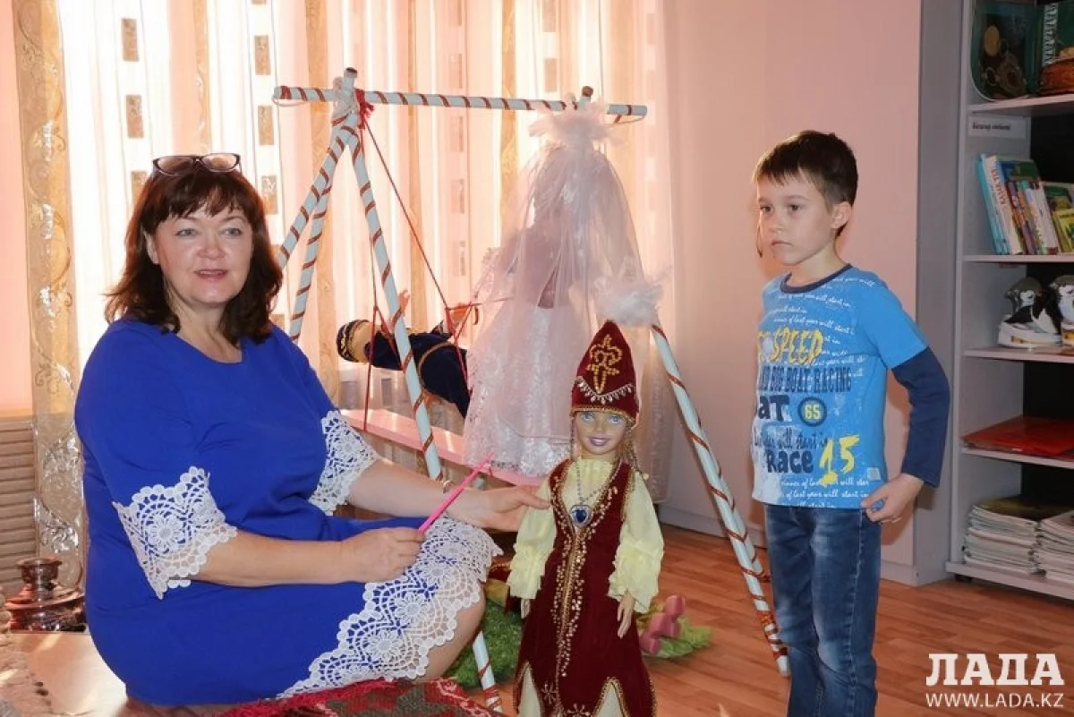 Наталья Храмова проводит занятия в подготовительной группе. Фото Кадырбека Айдарулы