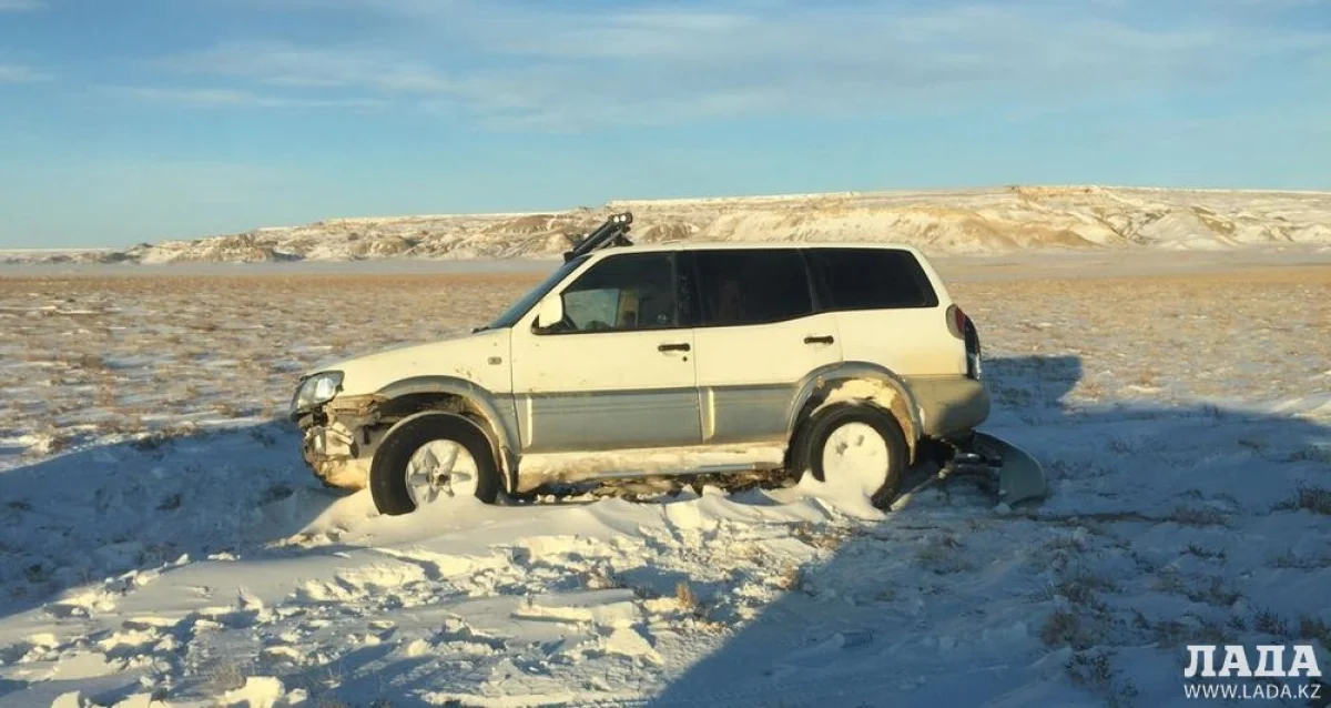 Брошенный внедорожник в степи. Фото предоставлено очевидцем