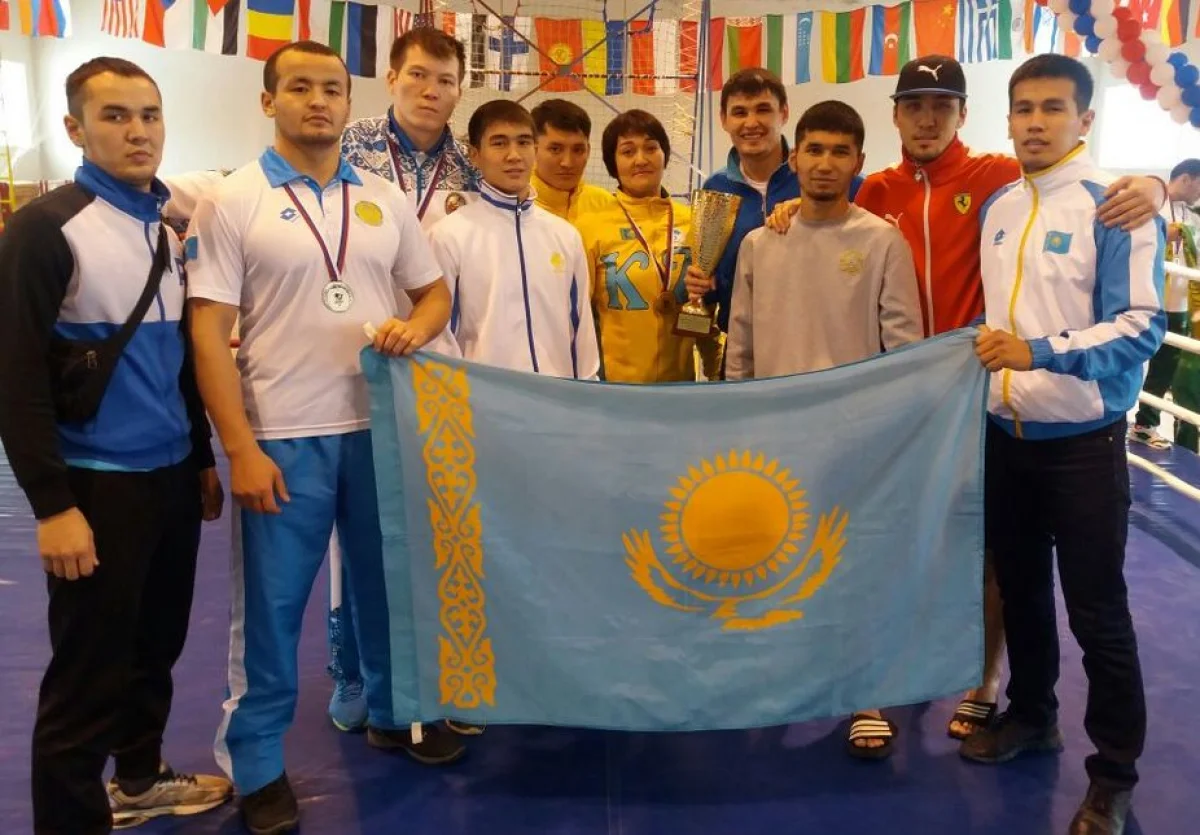Айболат Муратулы (третий слева) с членами сборной РК. Фото призера
