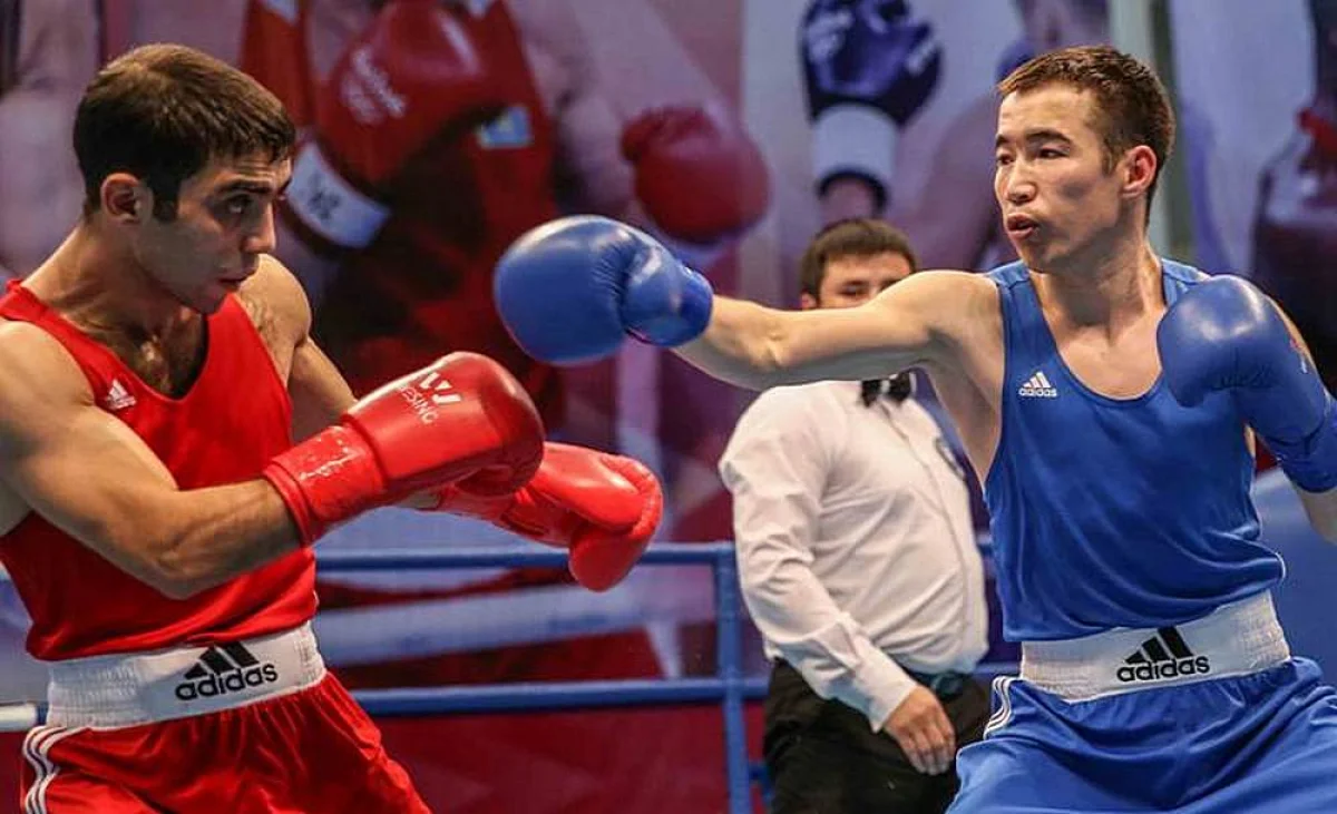 Финальный поединок Азамата Исакулова (в синей форме). Фото Данияра Майлыбаева